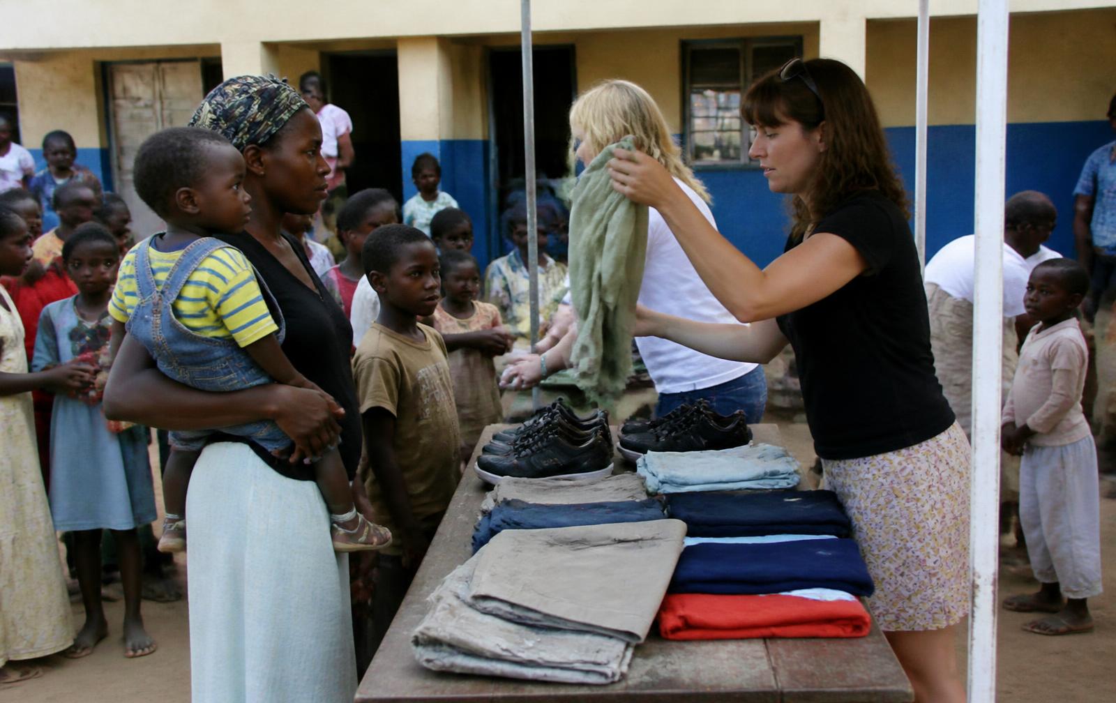 Distribution de vêtements et de chaussures à des familles